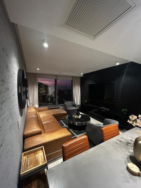 1617 Penthouse/apartment